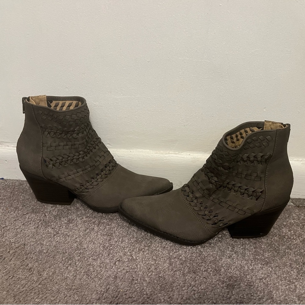 SEVEN DIALS Quinn Western Women’s Booties SZ 7.5 *NWOT*